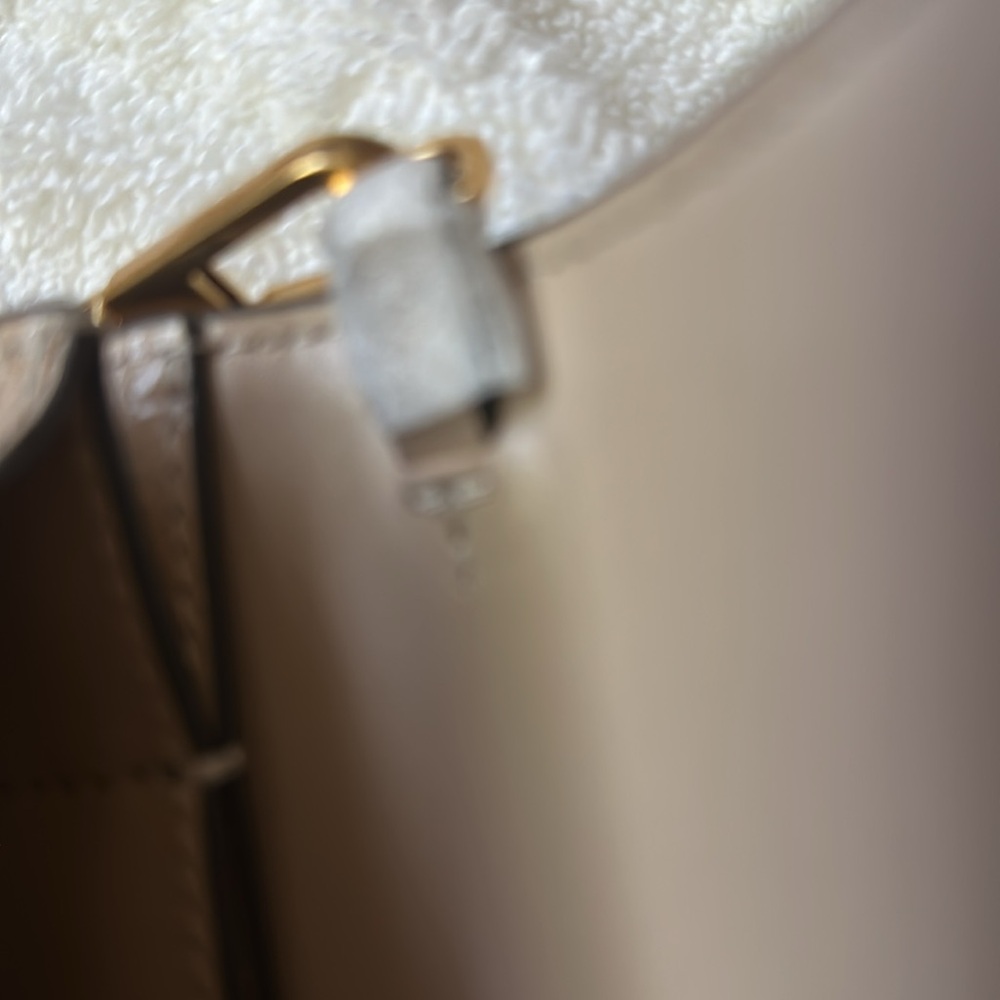 Tory Burch Beige Croc-Embossed Crossbody Bag with Gold Chain - Picture 9 of 15